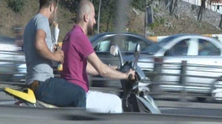 (&ouml;zel Haber) Seyir Halindeki Motosiklette 'tehlikeli' D&uuml;r&uuml;m Keyfi