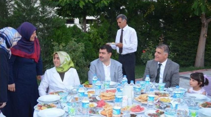 Koruyucu Ailelerle İftar Yemeği Verildi