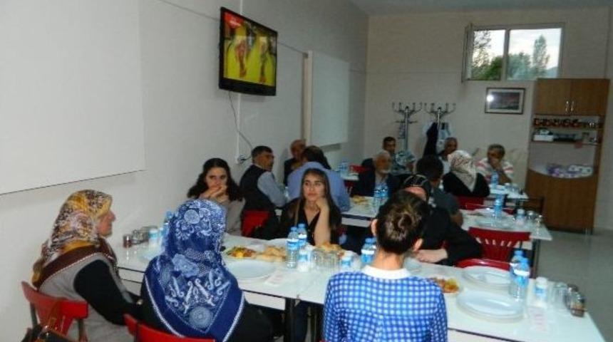 Vali Deniz, Şehit Ve Gazi Aileleriyle İftar Yaptı