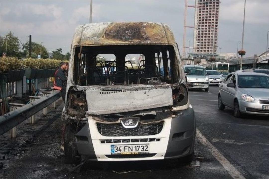 Mecidiyek&ouml;y&rsquo;de Yanan Minib&uuml;s Trafiği Fel&ccedil; Etti
