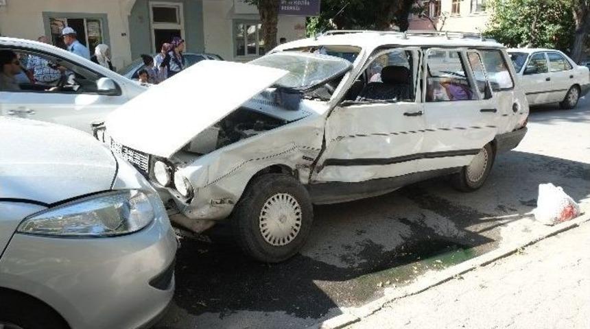 Trafik Kazası: 3 Yaralı