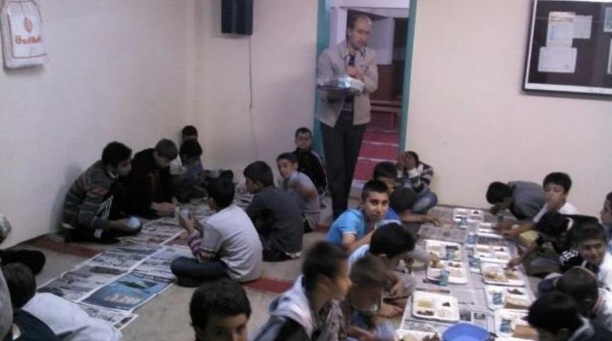 Hz. Enes Camii'ndeki İftar &Ccedil;ocuklarla Ayrı Bir G&uuml;zel