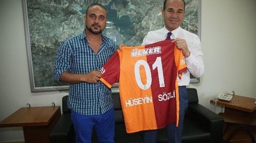 Hasan Şaş&rsquo;tan S&ouml;zl&uuml;'ye İmzalı Forma