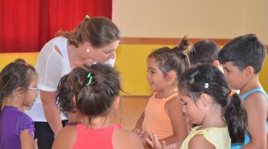 Dikili Belediyesi'nin Tiyatrosuna B&uuml;y&uuml;k İlgi