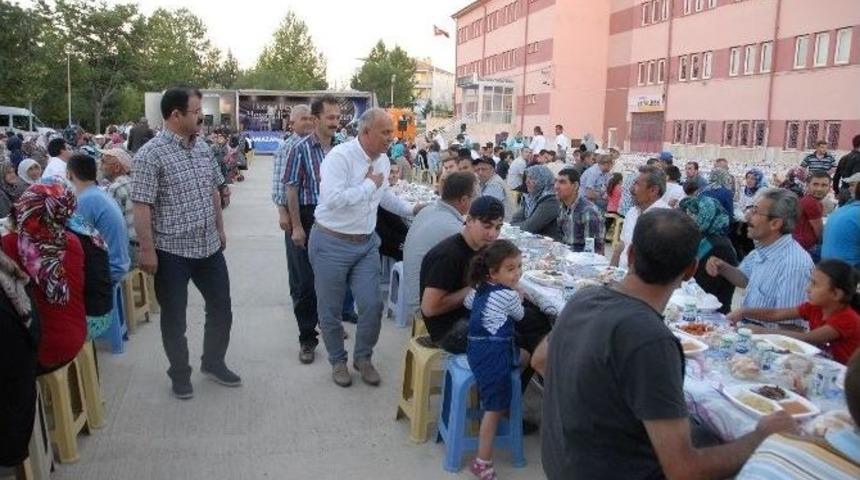 Karaman Belediyesi Mehmet Bey Mahallesi'nde İftar Sofrası Kurdu