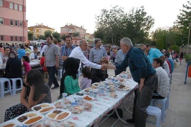 Karaman Belediyesi Mehmet Bey Mahallesi'nde İftar Sofrası Kurdu