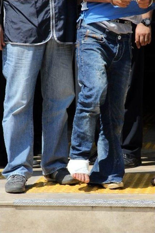 Bayrağı İndirmek İsterken Bacağından Vurulan Zanlı Emniyette 2