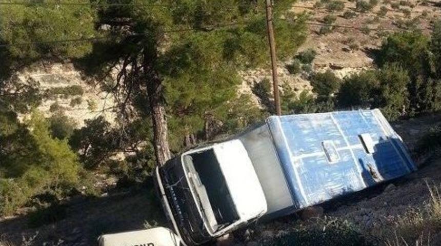 Mut’ta Kamyon Şarampole Yuvarlandı: 3 Yaralı