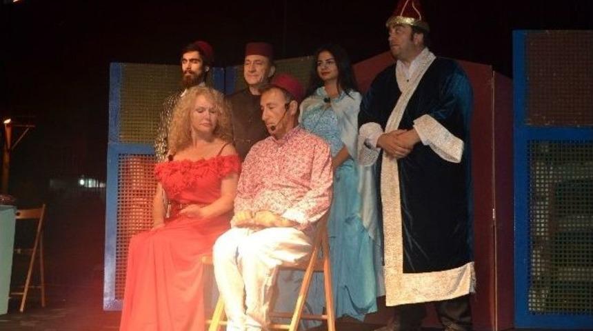 'direklerarası Kumpanyası' Velik&ouml;yl&uuml;ler İ&ccedil;in Sahnelendi