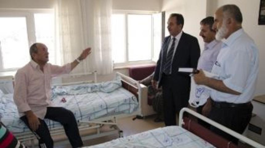Nevşehir M&uuml;ft&uuml;s&uuml; &Ouml;zt&uuml;rk, Hastanelerde Yatan Hastaları Ziyaret Etti
