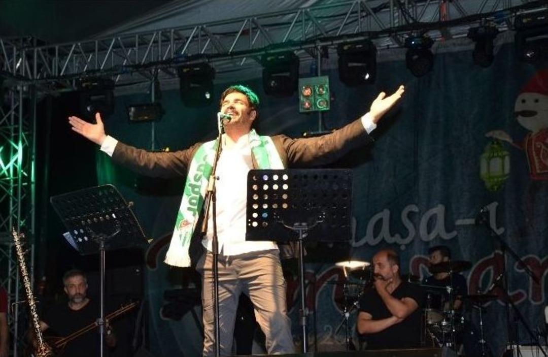 Uğur Işılak Bursa&rsquo;da Sahne Aldı