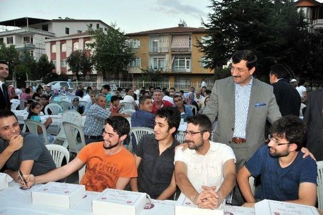 İki Mahalleyi Buluşturan İftar Sofrası 1