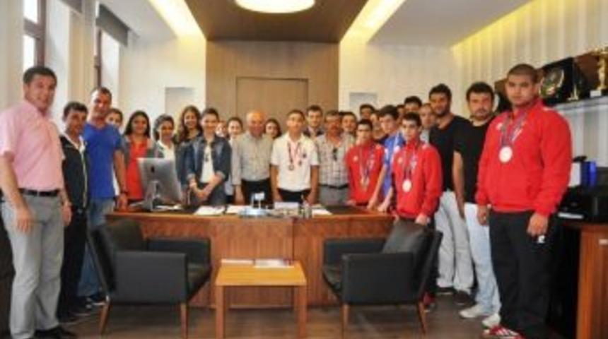 Şampiyon Sporculardan Başkan Eşkinat'a Ziyaret