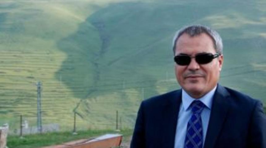 Vali Deniz Karadağ Sırtlarına Yansıyan Atat&uuml;rk Siluetini İzledi