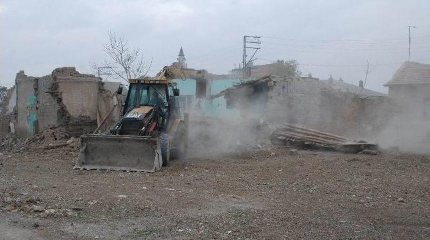 Karatay&rsquo;da Tehlikeli Yapılar Yıkılıyor