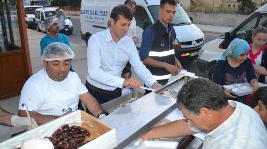 &Ccedil;erkezk&ouml;y Belediyesi'nin 4'&uuml;nc&uuml; İftar Sofrası Bağlık'ta Kuruldu