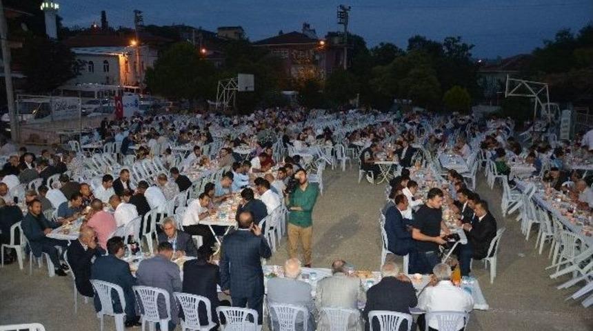 Dilovası&rsquo;nda İftar Sofraları &Ccedil;erkeşli Mahallesinde Kuruldu