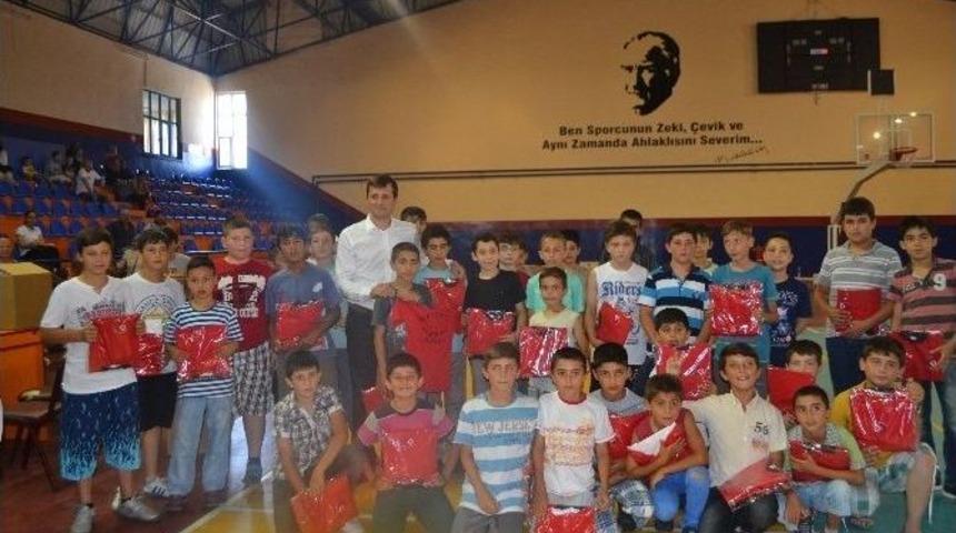 634 &Ouml;ğrenciye Kıyafetleri Verildi