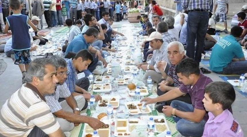 Osman Hulusi Efendi Vakfı G&uuml;r&uuml;n&rsquo;de İftar Verdi