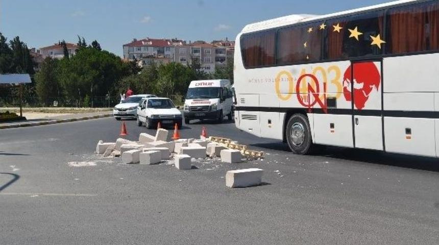 Viraja Hızlı Giren Kamyondaki Taşlar Yola D&ouml;kt&uuml;