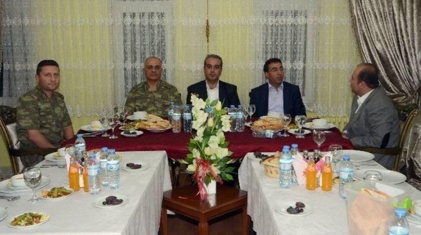 Sarıkamış&rsquo;ta Koruculara İftar Yemeği