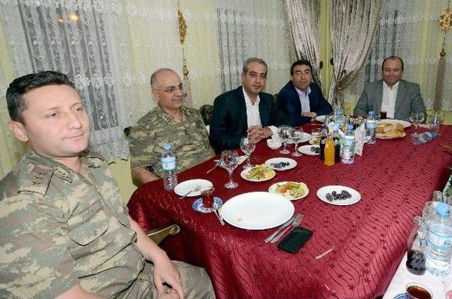 Sarıkamış&rsquo;ta Koruculara İftar Yemeği 1