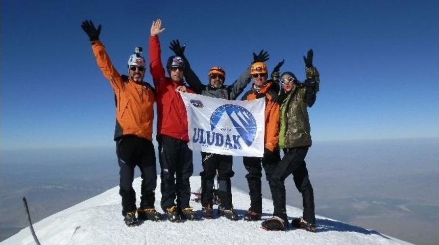 Nil&uuml;fer Bayrağı Ağrı Zirvesinde Dalgalandı