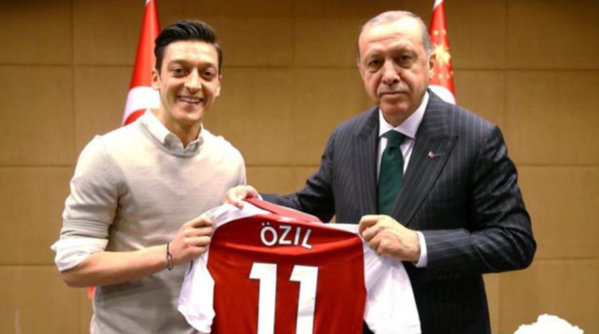 Mesut &Ouml;zil olayı ve sporcuların siyaset&ccedil;ilerle tartışmalı fotoğrafları