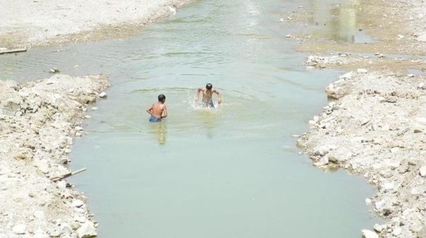 &Ccedil;ocuklar Kocabaş &Ccedil;ayında Serinledi