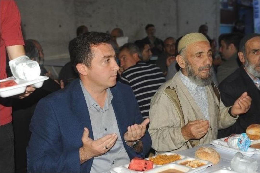 Mahalle İftarları Birlik Ve Beraberliğin Sembol&uuml; Oldu