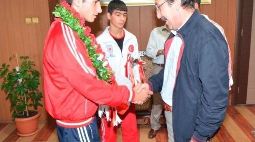 Başkan Bulutlar, Şampiyon Boks&ouml;r&uuml; Altın İle &Ouml;d&uuml;llendirdi