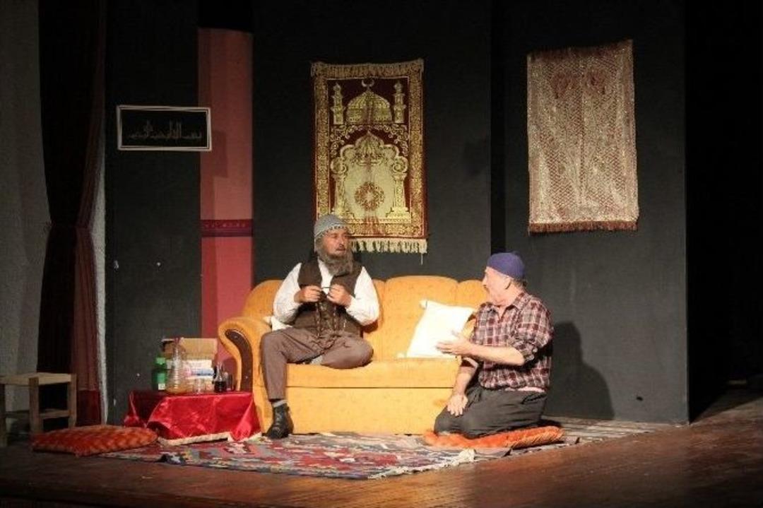 Urla, Antalya Yeşilk&ouml;y Tiyatrosu&rsquo;nu Ağırladı