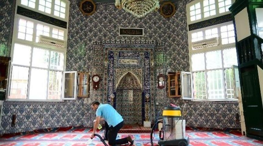 Kadık&ouml;y'deki Camilerde Ramazan Temizliği