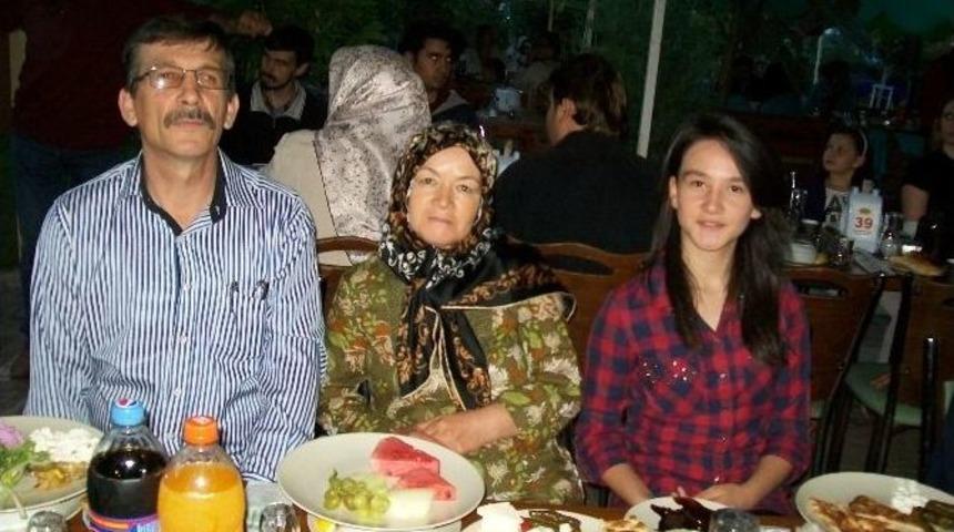 Eskişehirli Balık&ccedil;ıların İftar Yemeğinde &Ccedil;i&ccedil;ekli Buluşma