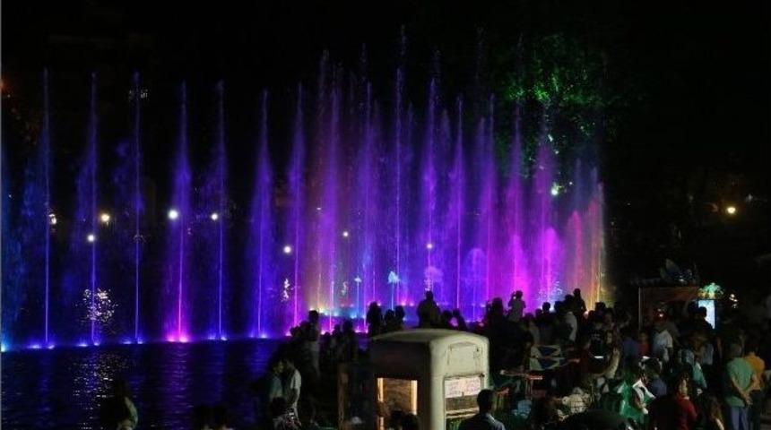 Suyun Işıkla Dansı Vatandaşların İlgisini G&ouml;r&uuml;yor