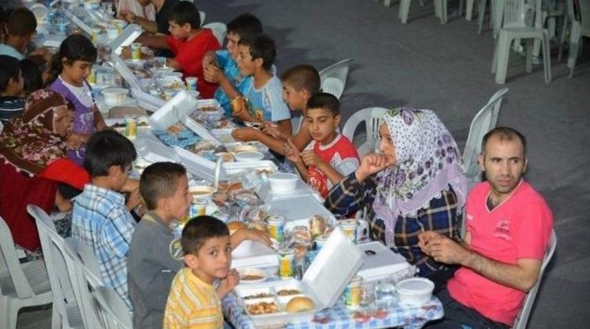 Karacaoğlu Mahallesi'nde 3 Bin Kişilik İftar Sofrası