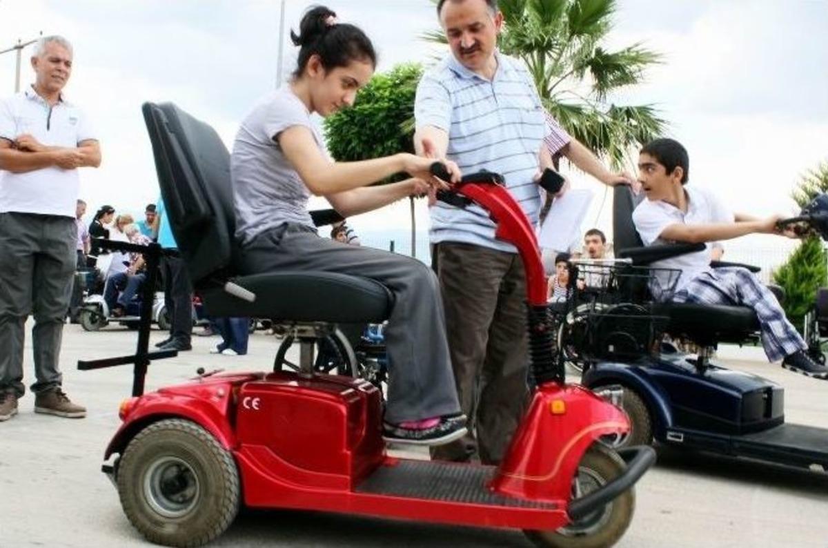 Hollanda&rsquo;dan Edremit&rsquo;teki Engellilere B&uuml;y&uuml;k Yardım