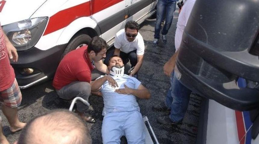 Sağlık Aracı Arızalanan Arabaya Arkadan &Ccedil;arptı: 1 Yaralı