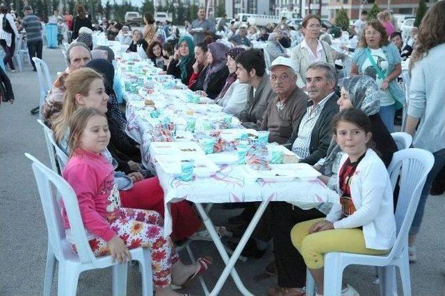 G&ouml;kmeydan İftarında Binlerce Kişi Buluştu 2