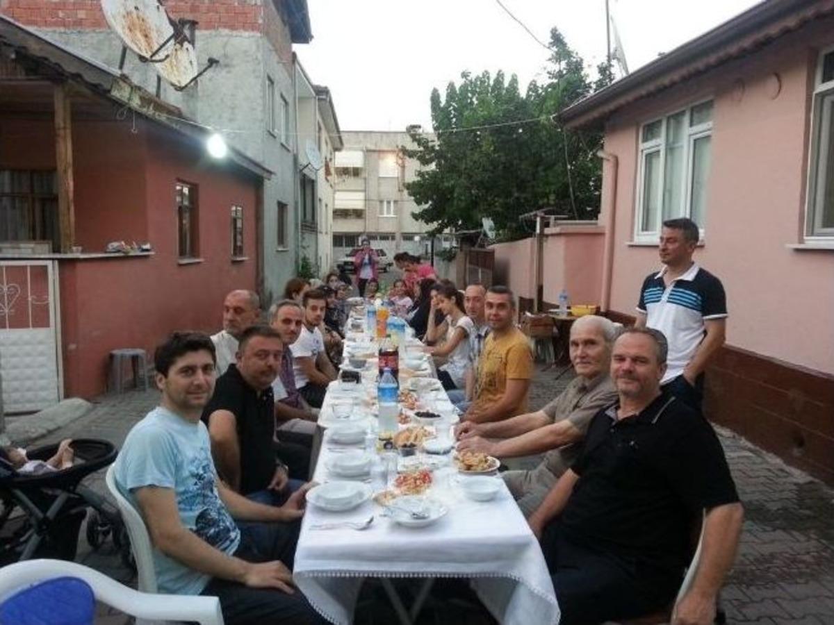Ramazan Huzuru Sokak Sofrasında