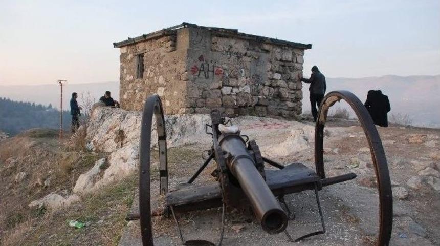 Tokat Kalesi&rsquo;nde Yakışmayan G&ouml;r&uuml;nt&uuml; Kaldırıldı