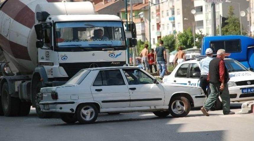Beton Mikseri Otomobile &Ccedil;arptı, Kaza Ucuz Atlatıldı