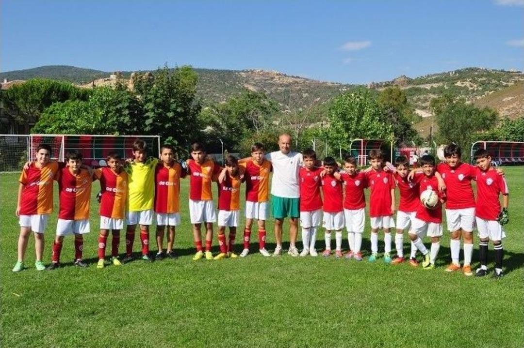 Fo&ccedil;alı Minikler Dostluk Turnuvasında Tecr&uuml;be Kazandı