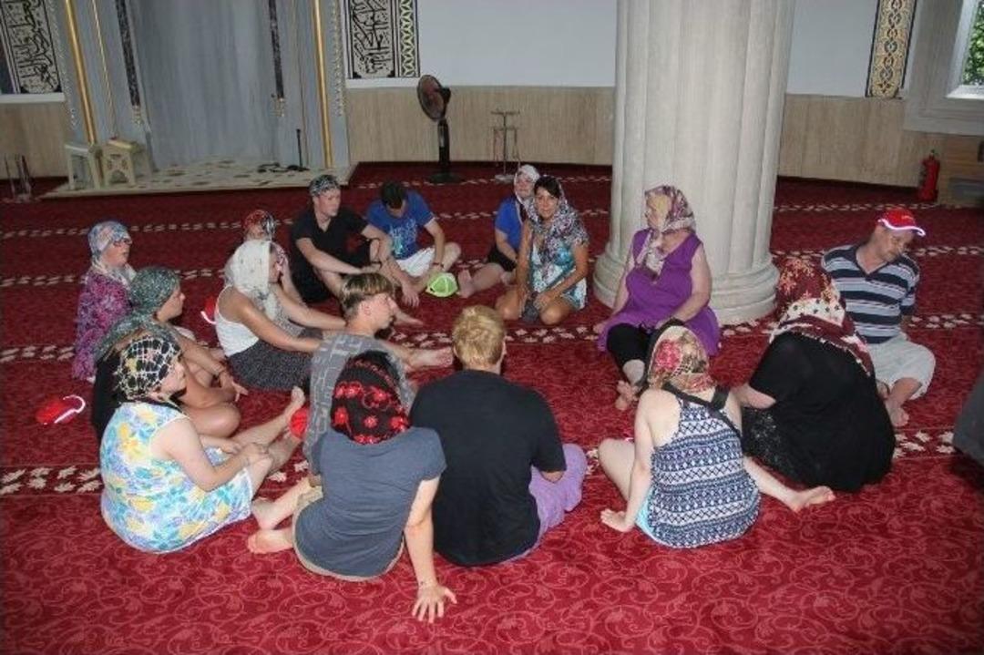 Engelli Alman Gen&ccedil;ler Cami Ziyaret Etti