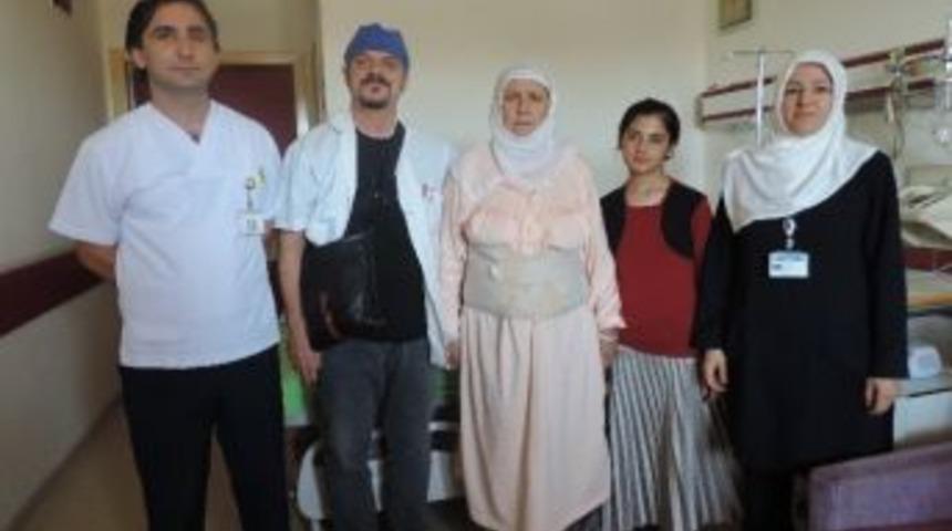 Omurgası Kırılmıştı, Y&uuml;r&uuml;yerek Hastaneden &Ccedil;ıktı