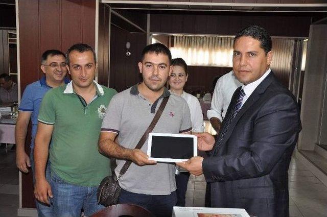 Veteriner Ve Ziraat Mühendislerine Tablet Dağıtıldı