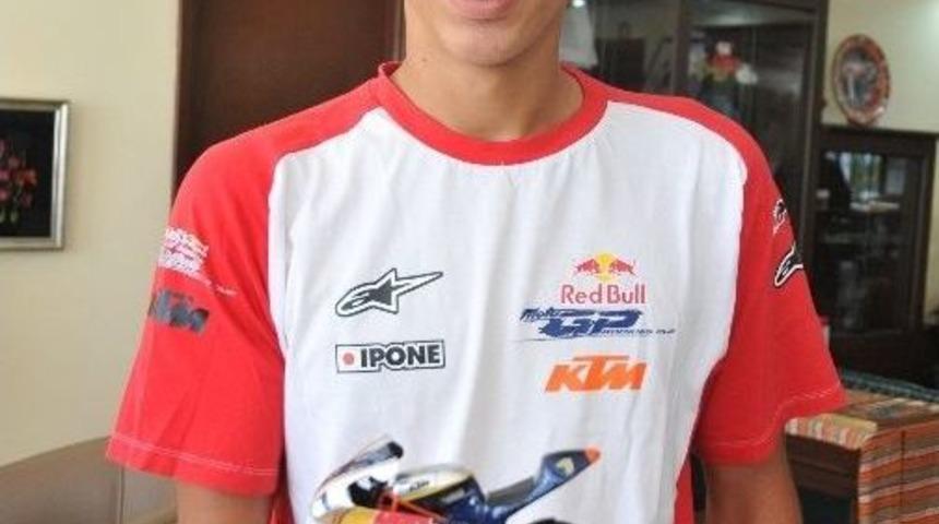 Kupasını Başkana Hediye Etti