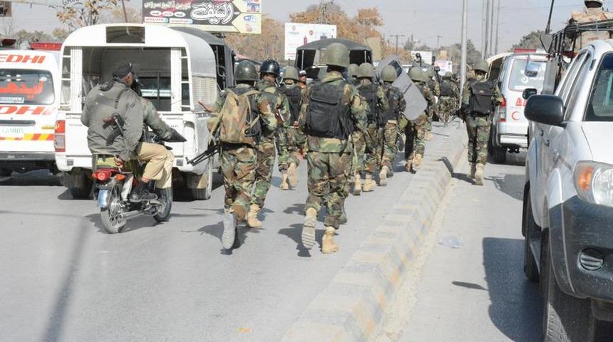 Seçim günü Pakistan kana bulandı