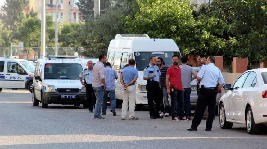 Polis, Bı&ccedil;aklı Saldırganı Ayağından Vurarak Etkisiz Hale Getirdi