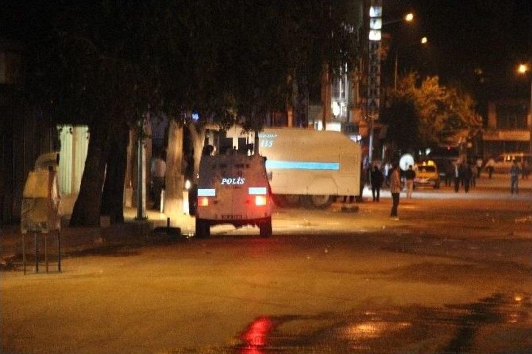 &Ccedil;ocuğun &Ouml;l&uuml;m&uuml;n&uuml; Bahane Eden Maskeli Grup, Polise Taş Ve Molotoflarla Saldırdı